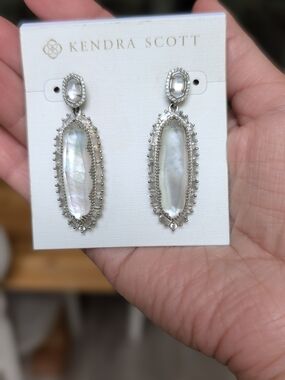 Kendra Scott Iridescent White Mother-of-Pearl Drop Earrings in Silver
